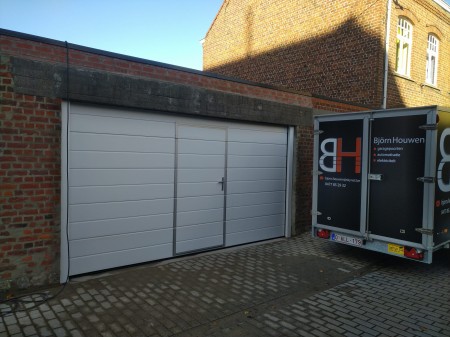 Sectionale garage poort met loopdeur Ieper