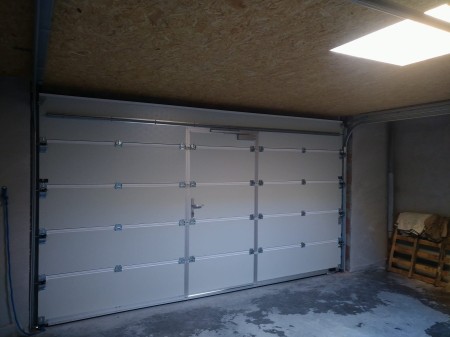 Sectionale garage poort met loopdeur Ieper