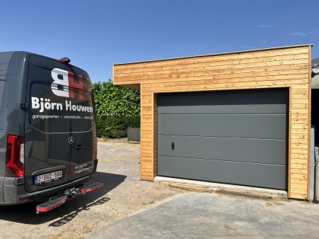 Plaatsen van een garage poort in houten bijgebouw te Vleteren