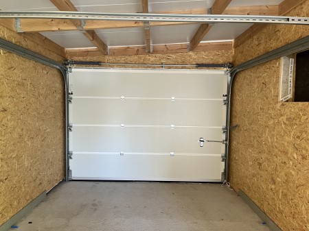 Plaatsen van een garage poort in houten bijgebouw te Vleteren