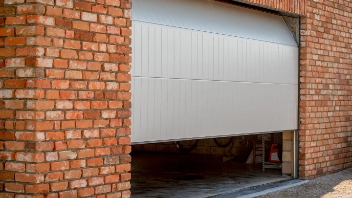 Sectionale garagepoort bij een woning in West-Vlaanderen